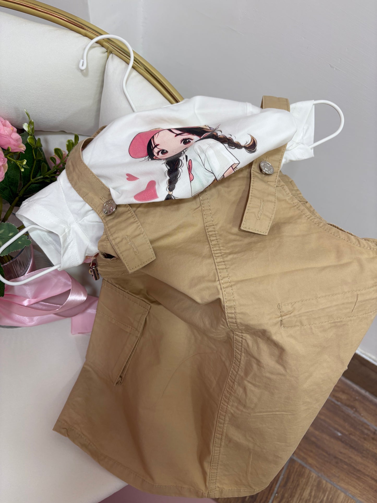 Salopette con t-shirt